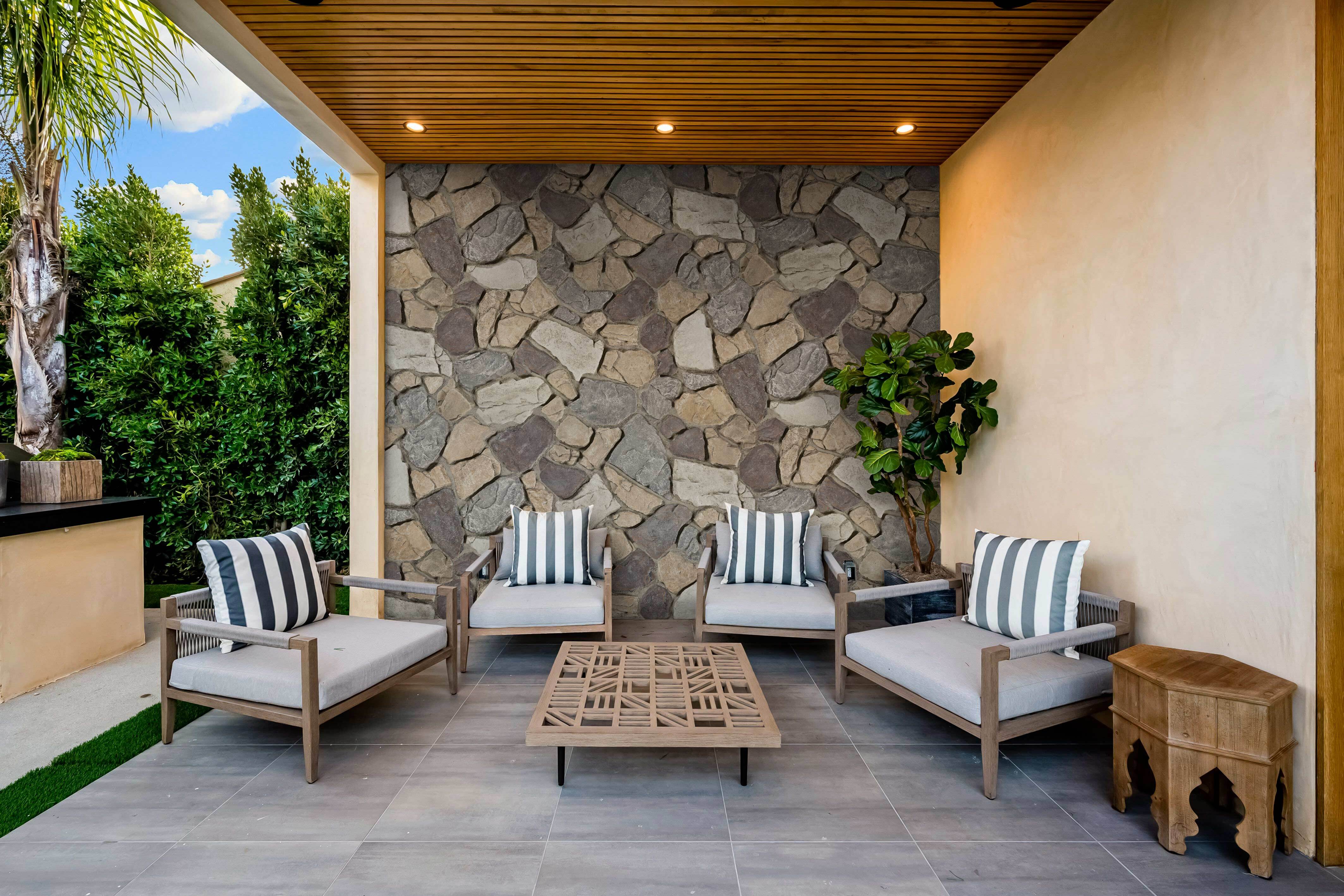 Sardis Fieldstone Faux Stone Panels in Beach Bluff